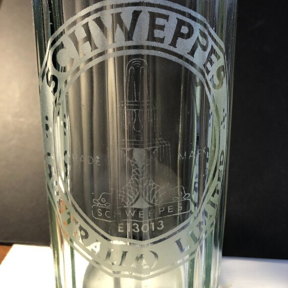 Schweppes 30 Oz Soda Water Seltzer Bottle Syphon Australia Etched Glass E13013 - Picture 2 of 12